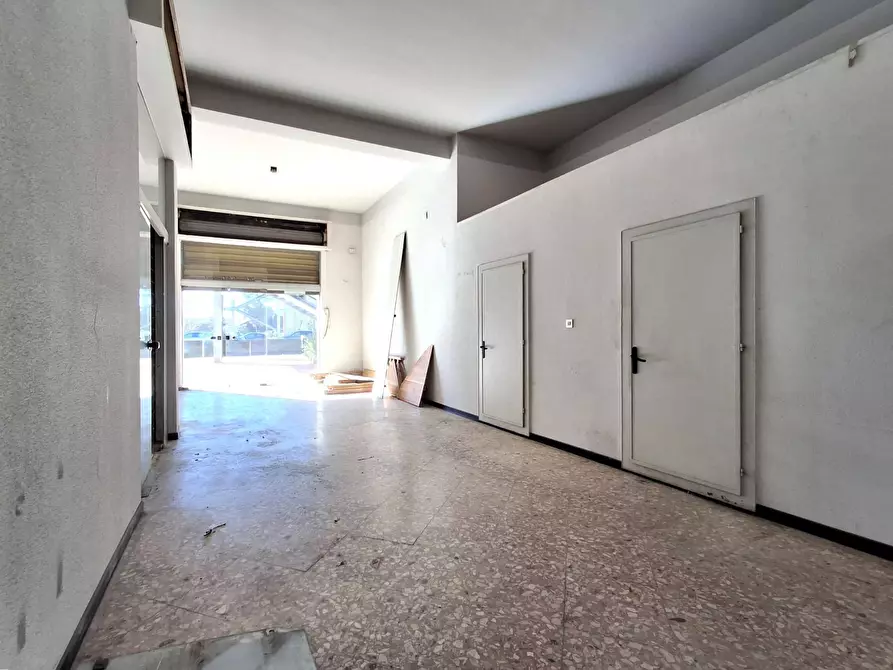 Immagine 9 di Locale commerciale in vendita  in Via Etnea 30 a Gravina Di Catania