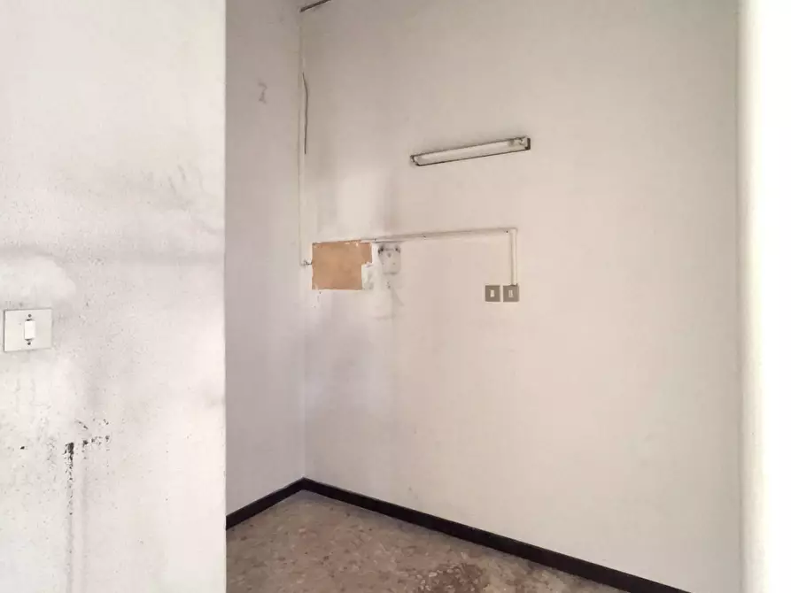 Immagine 10 di Locale commerciale in vendita  in Via Etnea 30 a Gravina Di Catania