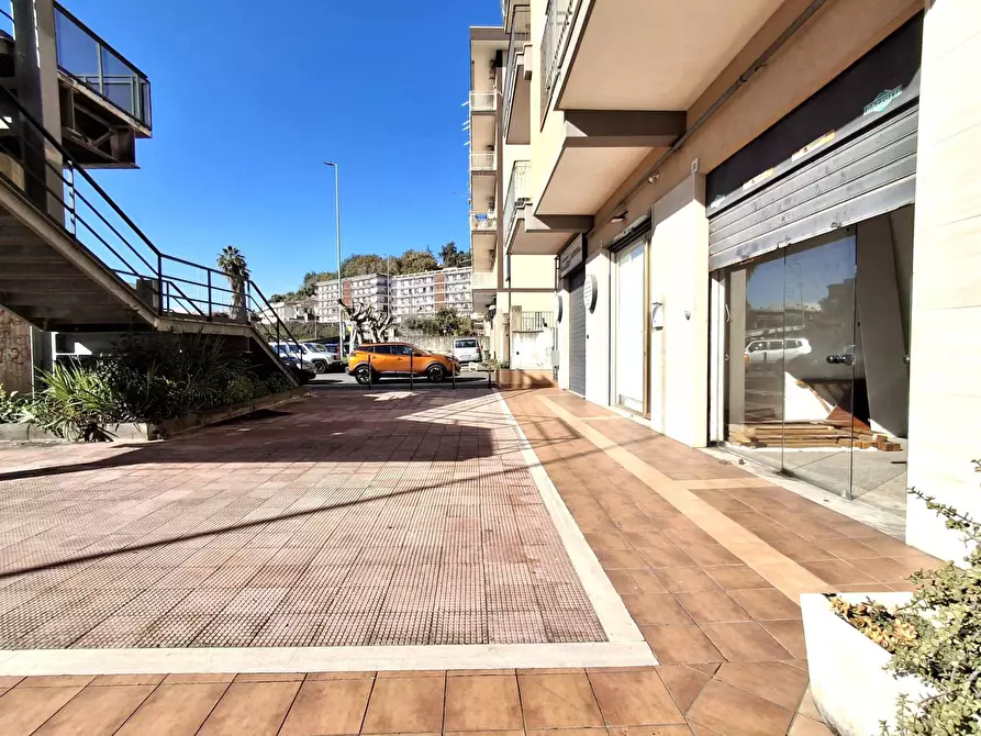 Immagine 15 di Locale commerciale in vendita  in Via Etnea 30 a Gravina Di Catania