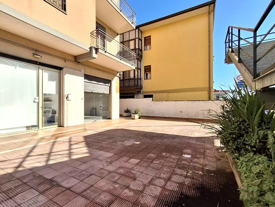 Immagine 2 di Locale commerciale in vendita  in Via Etnea 30 a Gravina Di Catania