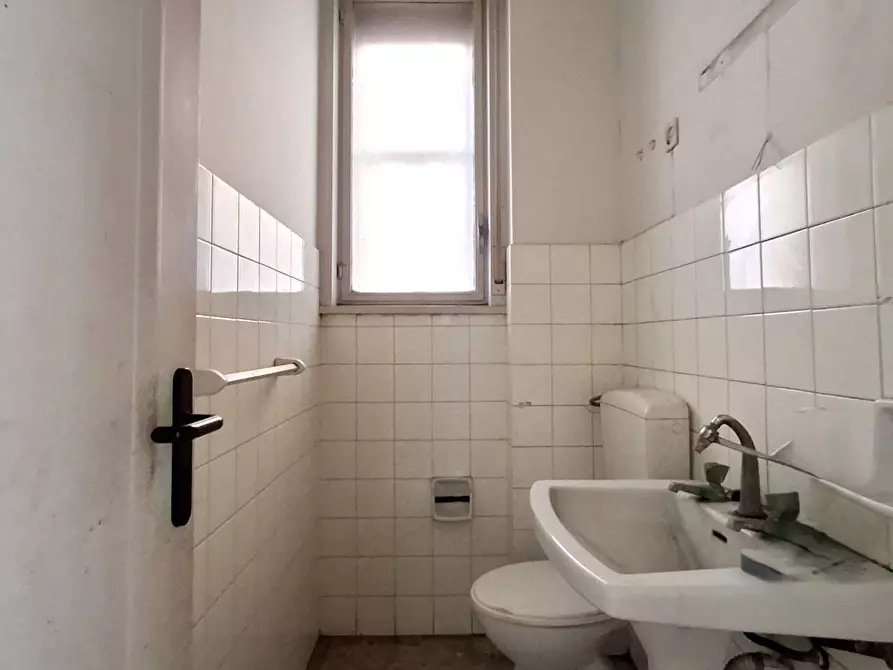 Immagine 11 di Locale commerciale in vendita  in Via Etnea 30 a Gravina Di Catania