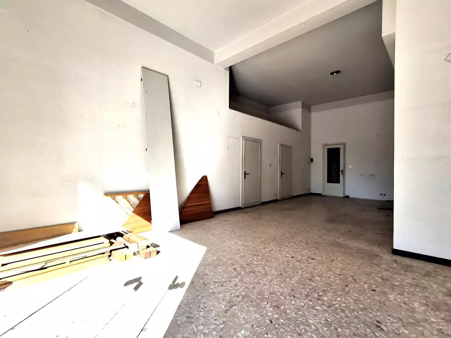 Immagine 18 di Locale commerciale in vendita  in Via Etnea 30 a Gravina Di Catania