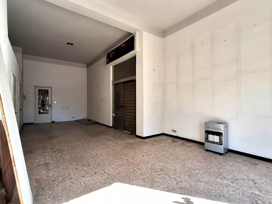 Immagine 20 di Locale commerciale in vendita  in Via Etnea 30 a Gravina Di Catania