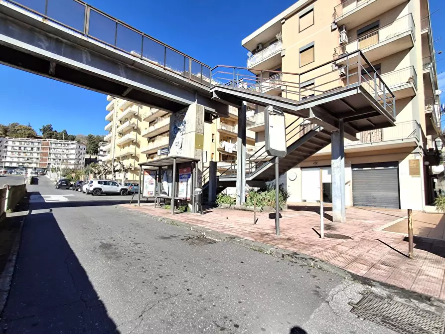 Immagine 29 di Locale commerciale in vendita  in Via Etnea 30 a Gravina Di Catania