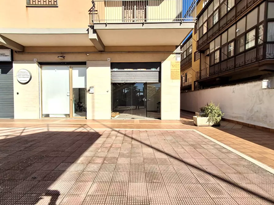 Immagine 28 di Locale commerciale in vendita  in Via Etnea 30 a Gravina Di Catania