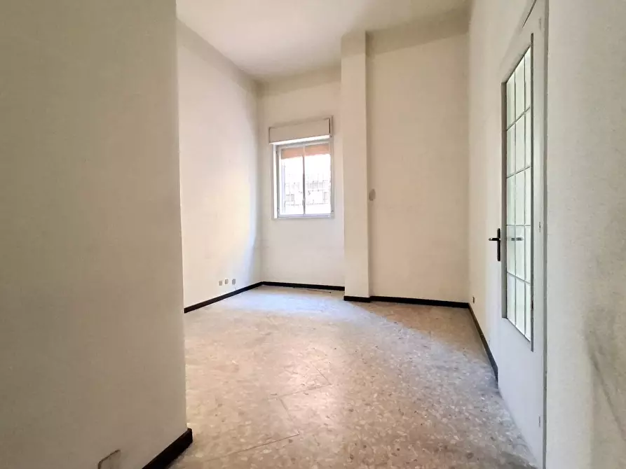 Immagine 25 di Locale commerciale in vendita  in Via Etnea 30 a Gravina Di Catania