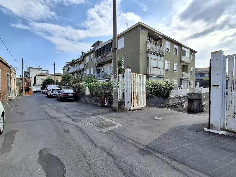 Immagine 19 di Box auto in vendita  in Via Vitaliti 24 a Catania