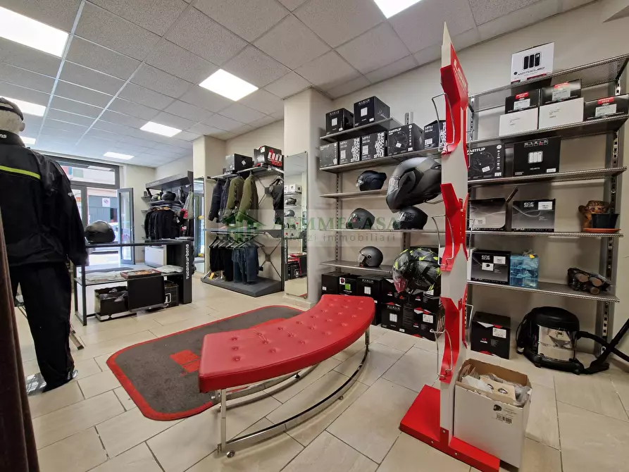 Immagine 8 di Locale commerciale in vendita  in Via Monserrato 52 a Catania