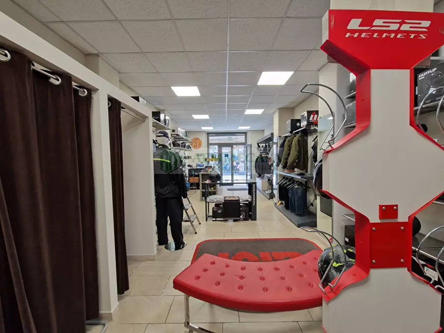Immagine 19 di Locale commerciale in vendita  in Via Monserrato 52 a Catania