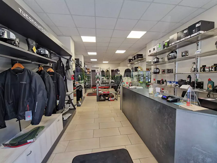 Immagine 23 di Locale commerciale in vendita  in Via Monserrato 52 a Catania