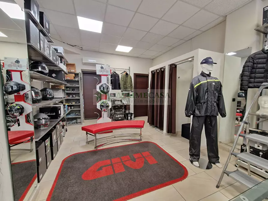 Immagine 26 di Locale commerciale in vendita  in Via Monserrato 52 a Catania