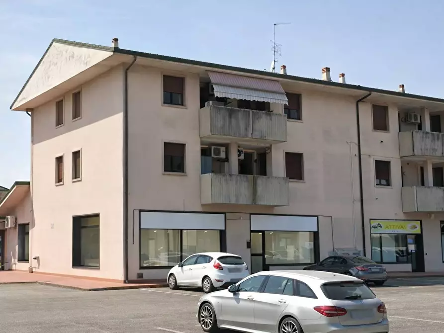 Immagine 2 di Locale commerciale in affitto  in via cesare battisti 3 a San Giovanni Lupatoto