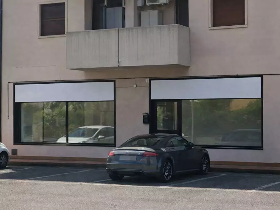 Immagine 3 di Locale commerciale in affitto  in via cesare battisti 3 a San Giovanni Lupatoto