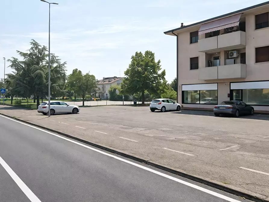 Immagine 4 di Locale commerciale in affitto  in via cesare battisti 3 a San Giovanni Lupatoto