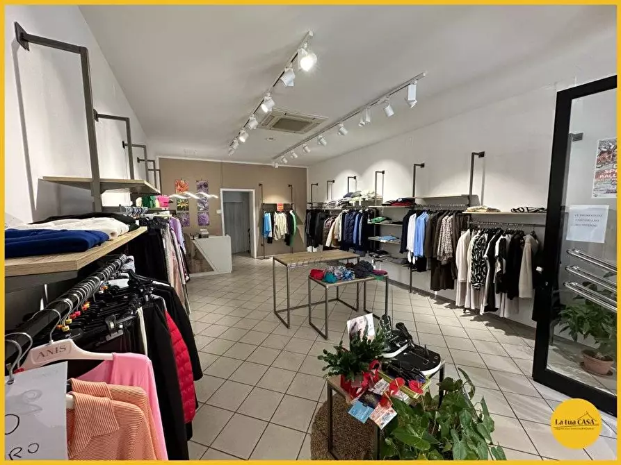 Immagine 13 di Locale commerciale in affitto  a Molinella