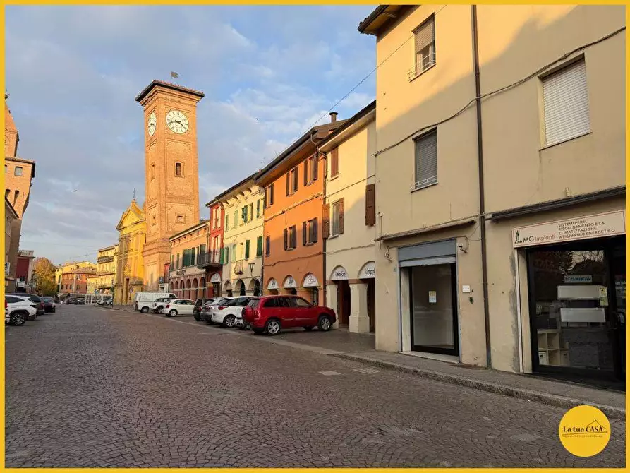 Immagine 1 di Locale commerciale in affitto  a Molinella