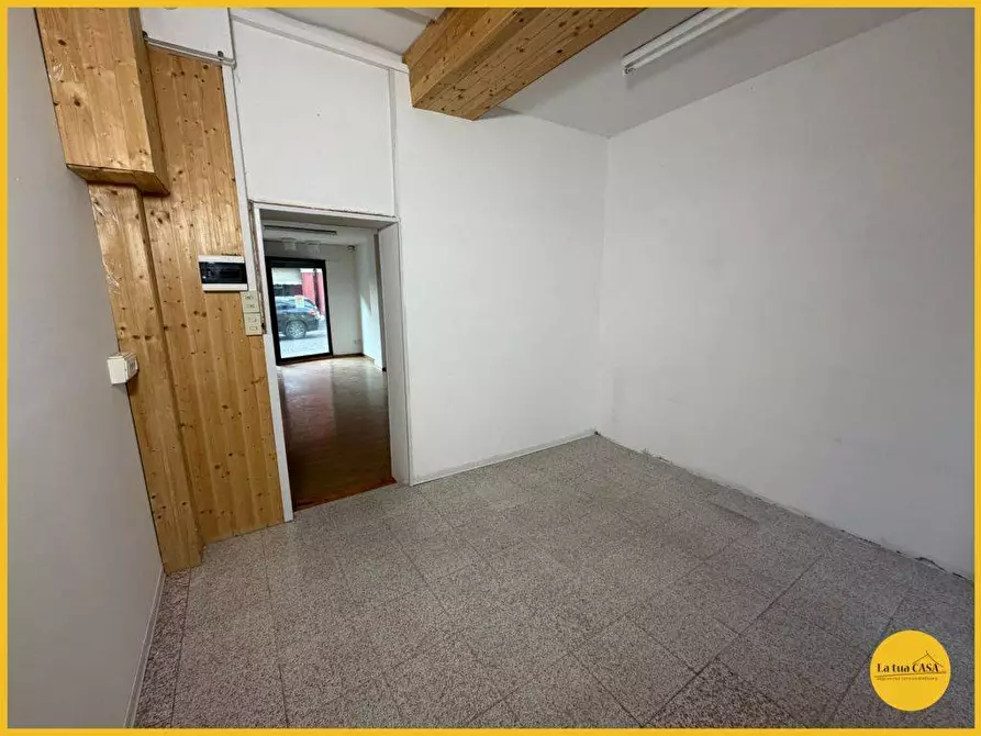 Immagine 17 di Locale commerciale in affitto  a Molinella