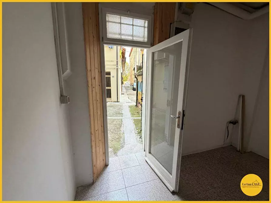 Immagine 21 di Locale commerciale in affitto  a Molinella