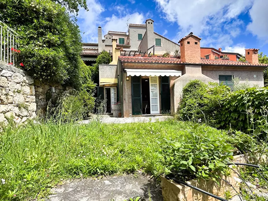 Immagine 27 di Appartamento in vendita  in Via Flavio Gioia 24 a Finale Ligure