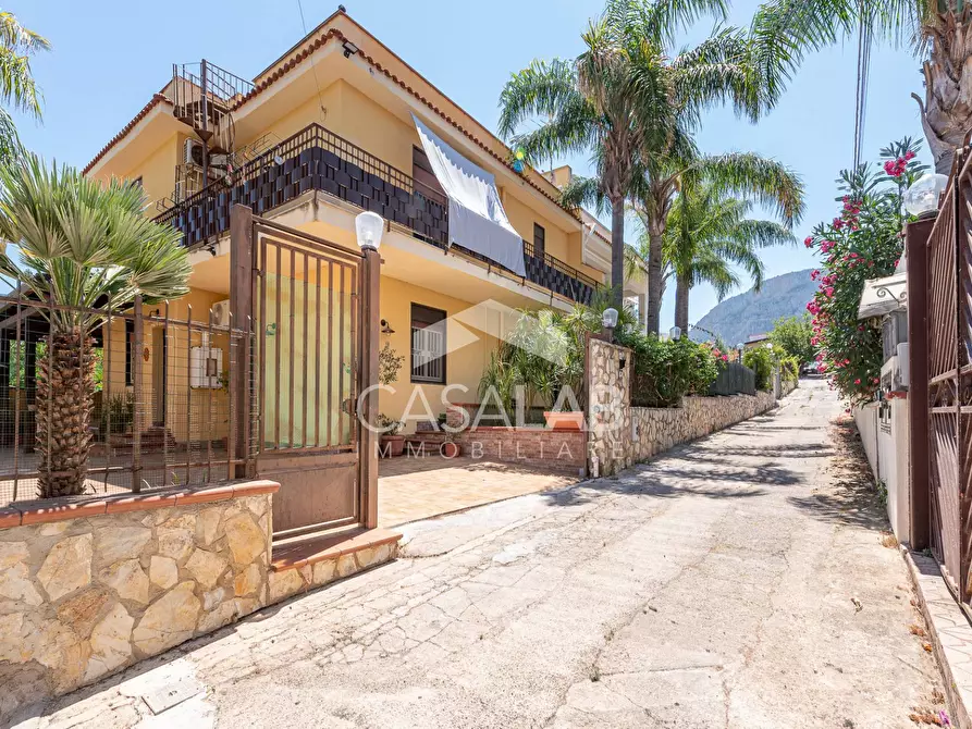 Immagine 1 di Villa in vendita  in Via Val Di Mazzara 10 a Carini