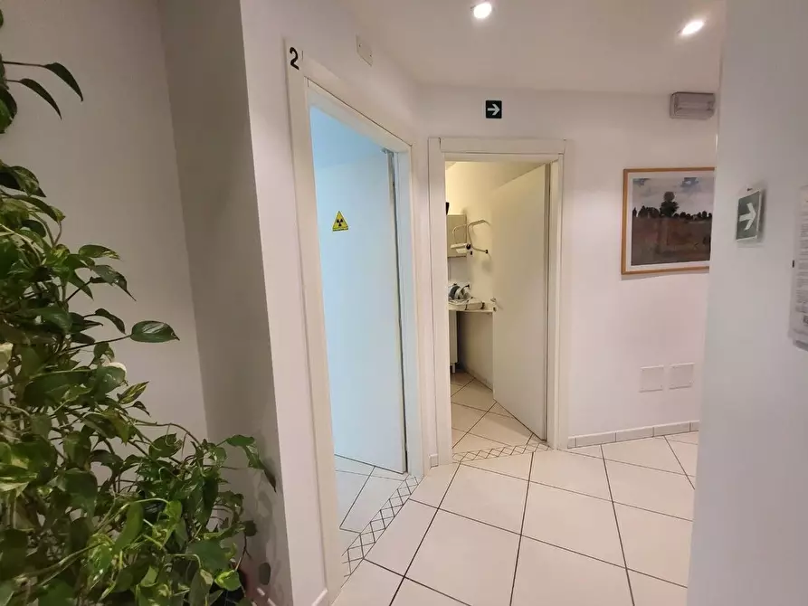 Immagine 5 di Locale commerciale in vendita  a Cervia