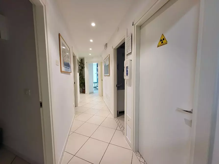 Immagine 7 di Locale commerciale in vendita  a Cervia