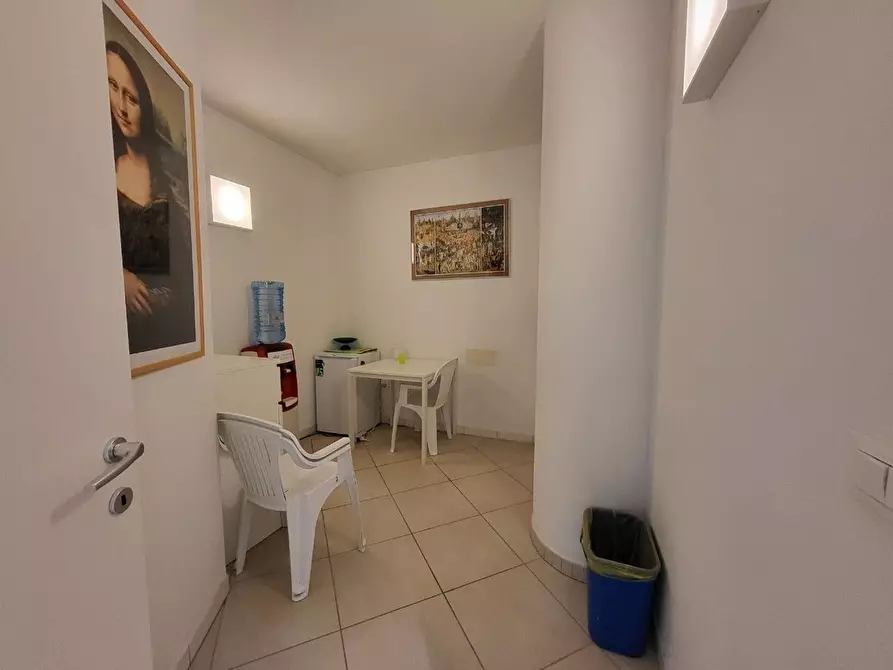 Immagine 11 di Locale commerciale in vendita  a Cervia