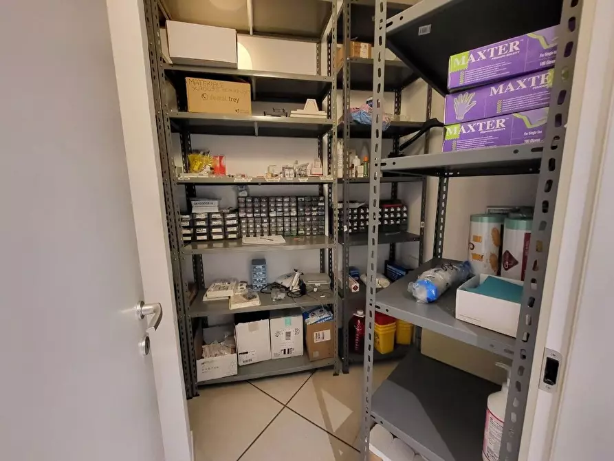 Immagine 14 di Locale commerciale in vendita  a Cervia