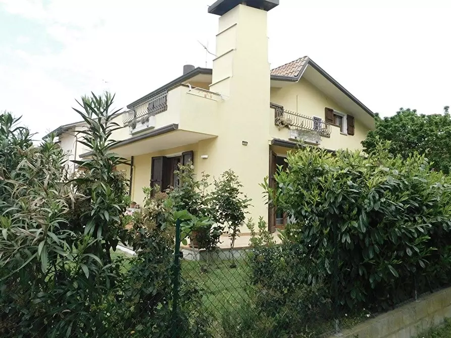 Immagine 1 di Villa in vendita  in Drudi a Ravenna