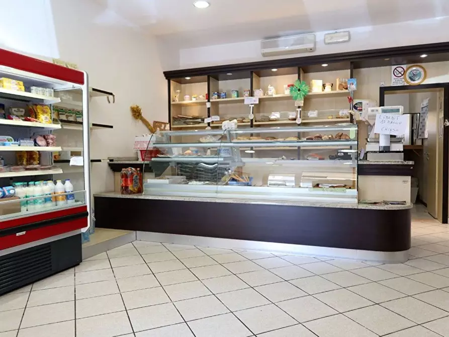 Immagine 3 di Locale commerciale in vendita  in Girolamo Zattoni a Ravenna