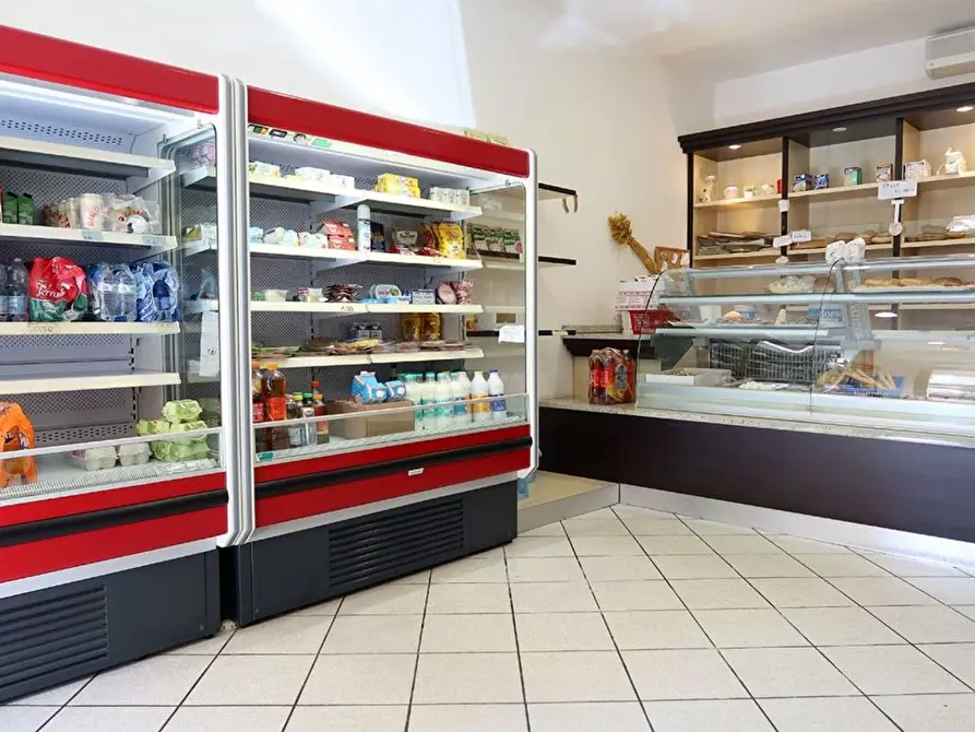 Immagine 4 di Locale commerciale in vendita  in Girolamo Zattoni a Ravenna