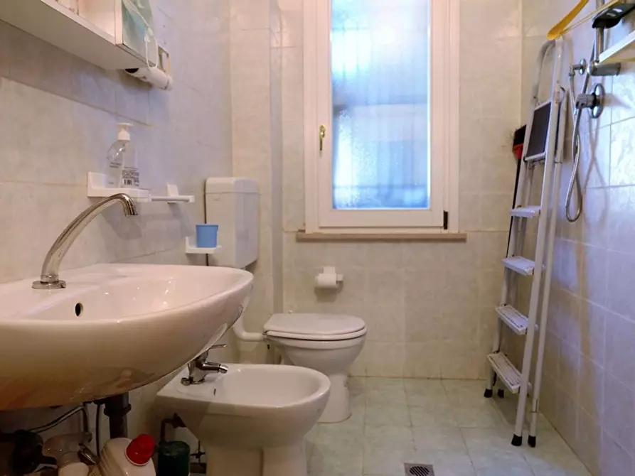 Immagine 6 di Locale commerciale in vendita  in Girolamo Zattoni a Ravenna