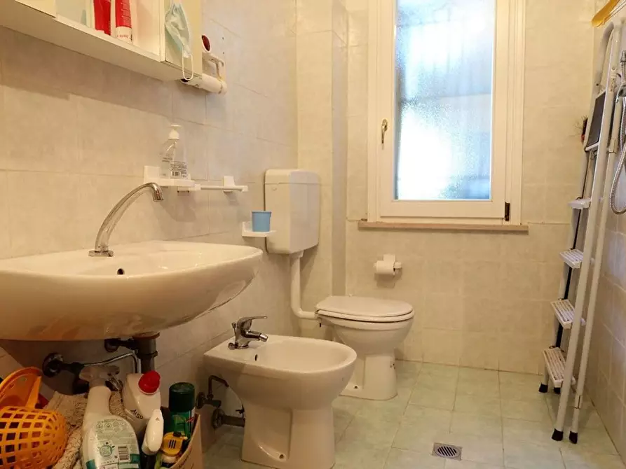 Immagine 5 di Locale commerciale in vendita  in Girolamo Zattoni a Ravenna