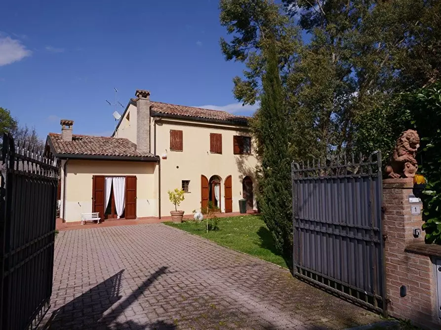 Immagine 1 di Villa in vendita  in Zattoni a Ravenna