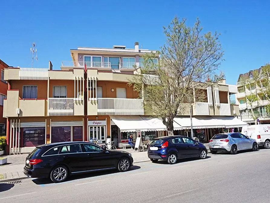 Immagine 2 di Locale commerciale in vendita  in Grazia Deledda a Cervia