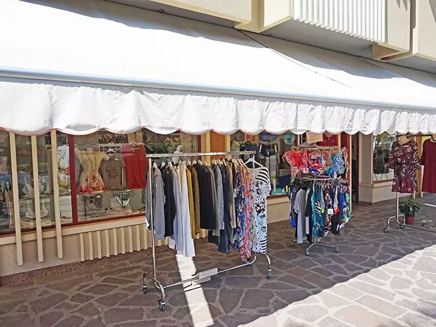 Immagine 5 di Locale commerciale in vendita  in Grazia Deledda a Cervia