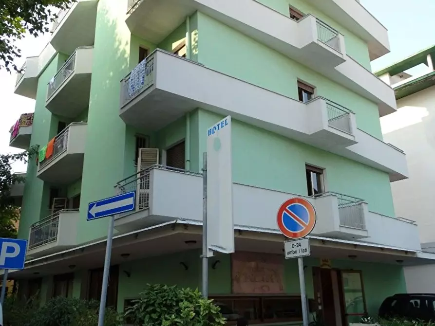 Immagine 2 di Locale commerciale in vendita  in Tito Maccio Plauto a Bellaria-Igea Marina