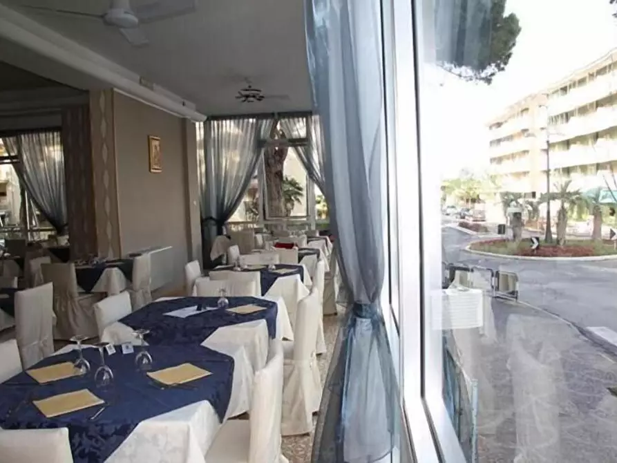 Immagine 4 di Locale commerciale in vendita  in Giosuè Carducci a Cesenatico