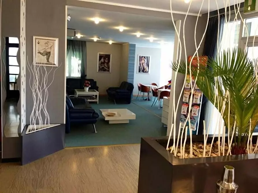 Immagine 7 di Locale commerciale in vendita  in Giosuè Carducci a Cesenatico