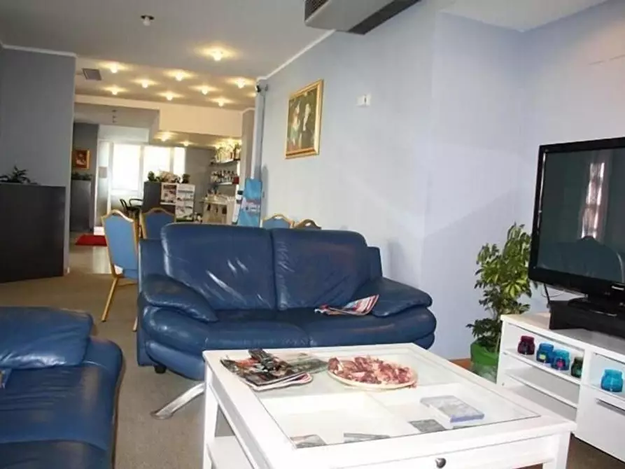 Immagine 6 di Locale commerciale in vendita  in Giosuè Carducci a Cesenatico