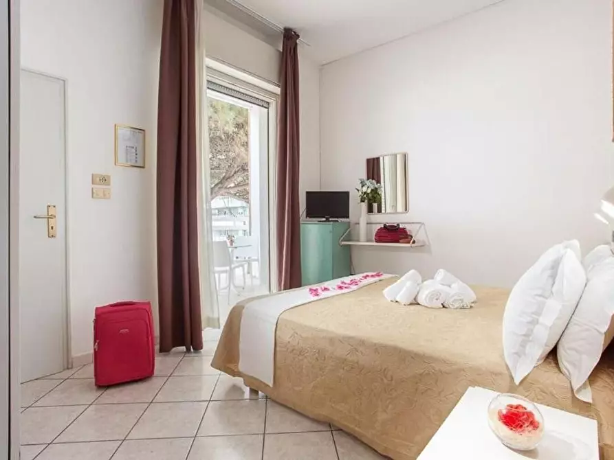 Immagine 10 di Locale commerciale in vendita  in Giosuè Carducci a Cesenatico