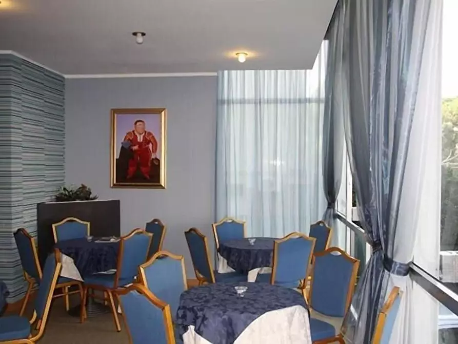 Immagine 9 di Locale commerciale in vendita  in Giosuè Carducci a Cesenatico