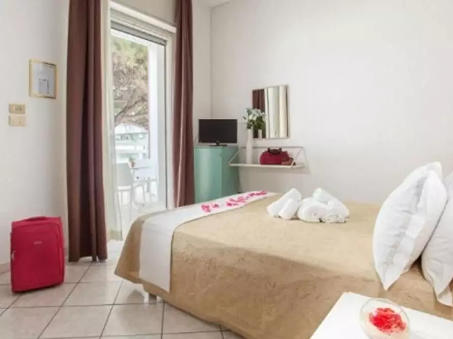 Immagine 12 di Locale commerciale in vendita  in Giosuè Carducci a Cesenatico