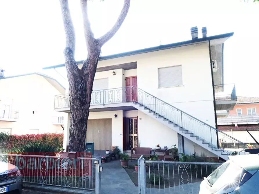 Immagine 1 di Villa in vendita  in via Nemi 5 a Cervia