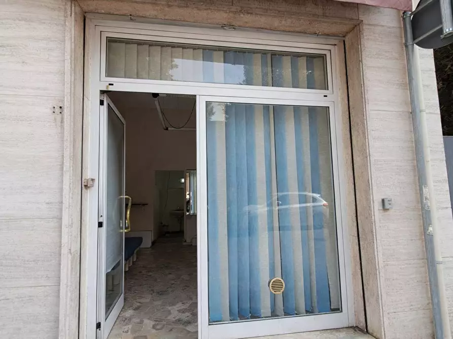 Immagine 12 di Locale commerciale in affitto  in Via Giorgio Byron a Ferrara