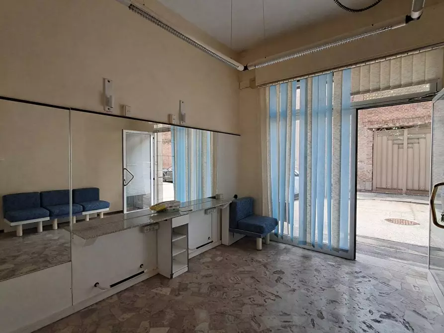 Immagine 19 di Locale commerciale in affitto  in Via Giorgio Byron a Ferrara