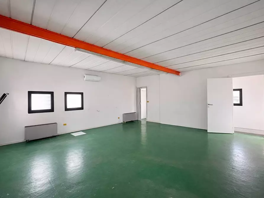 Immagine 10 di Locale commerciale in vendita  in Via Modena 109 a Ferrara