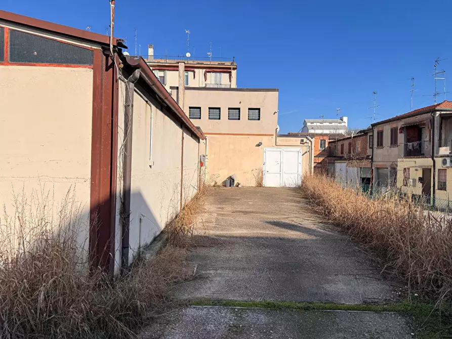 Immagine 12 di Locale commerciale in vendita  in Via Modena 109 a Ferrara