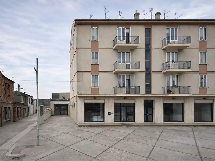 Immagine 15 di Locale commerciale in vendita  in Via Modena 109 a Ferrara