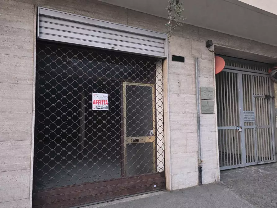 Immagine 1 di Locale commerciale in affitto  in Viale Cavour a Ferrara